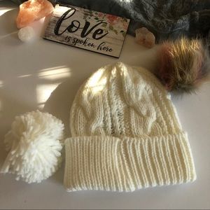 NWB Laundry by Design beanie w/2 attachable Poms